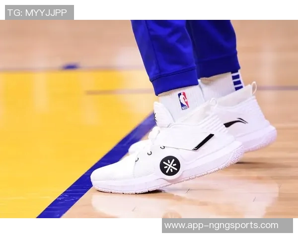 库里致敬韦德经典鞋款感谢12年前的支持与喜爱