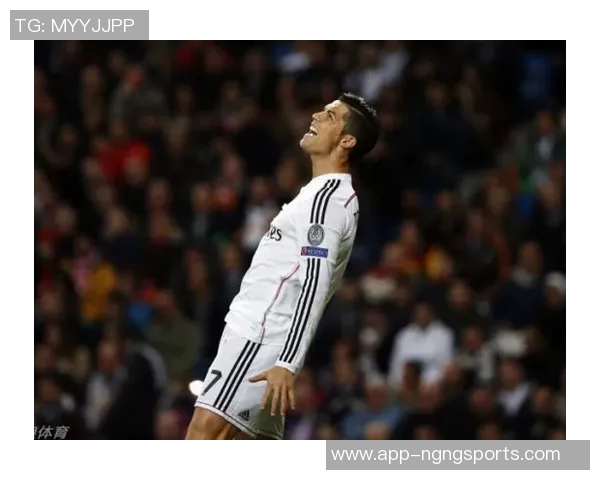 C罗中路停球失误错失良机遗憾抱头难掩失落情绪